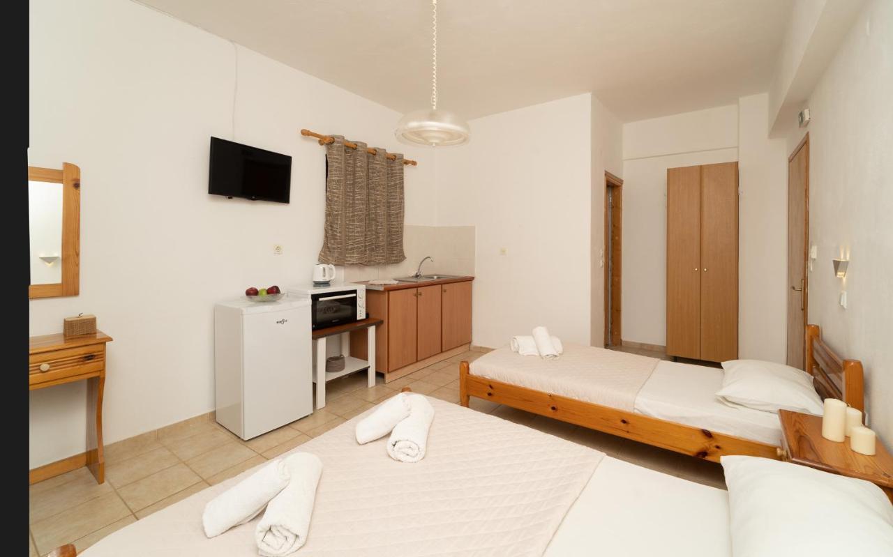 Tsimiklis Apartments Finikounta Eksteriør bilde