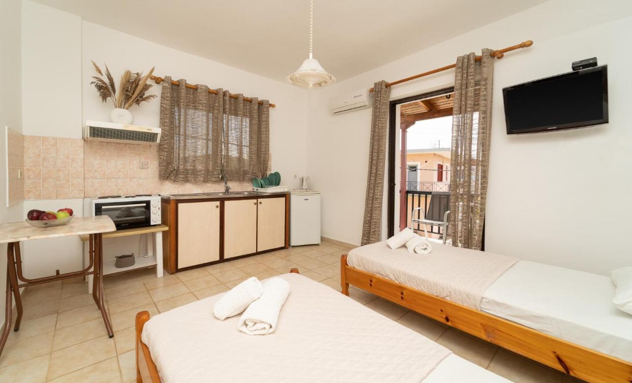 Tsimiklis Apartments Finikounta Eksteriør bilde
